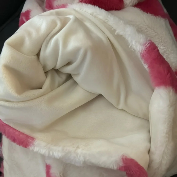 Rachel Zoe Viral TikTok Pink White Skull Plush Throw Blanket Halloween NWT Soft - Picture 2 of 5